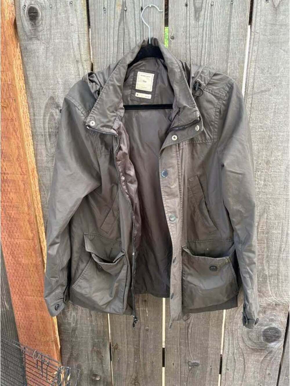 Gap utility jacket features a full zip and two lower front pockets. M